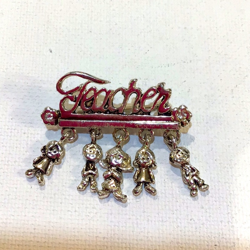Teacher brooch with children